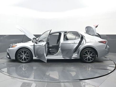 Used 2024 Toyota Camry SE image 34