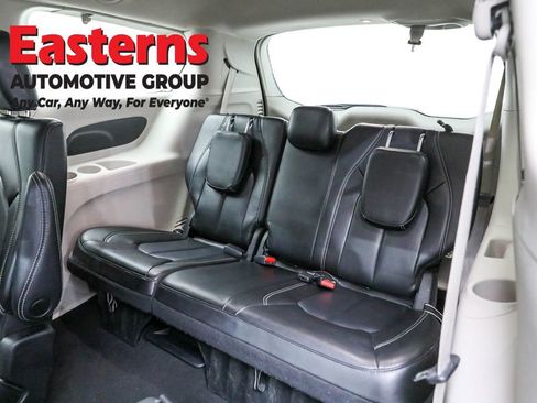 Used 2023 Chrysler Pacifica Touring-L image 25