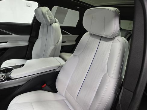 Used 2024 Cadillac Lyriq Luxury AWD/4WD image 12