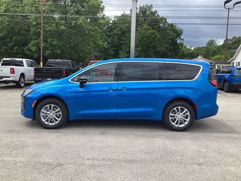 New 2027 Chrysler Pacifica Select AWD/4WD image 4