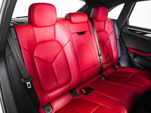 Certified 2024 Porsche Macan image 6