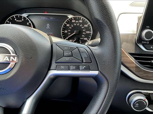 Used 2025 Nissan Altima 2.5 SV FWD image 15