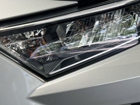 Used 2021 Toyota RAV4 XLE w/ Convenience Package FWD image 12