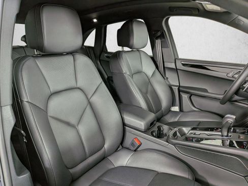 Certified 2025 Porsche Macan AWD/4WD image 23
