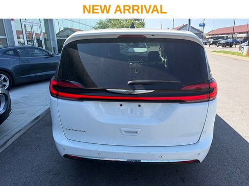 Used 2023 Chrysler Pacifica Touring-L FWD image 5