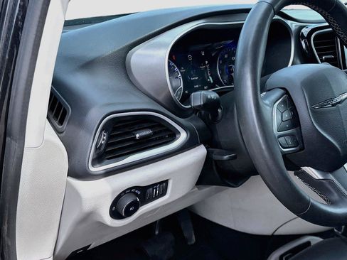 Used 2023 Chrysler Pacifica Touring-L FWD image 10