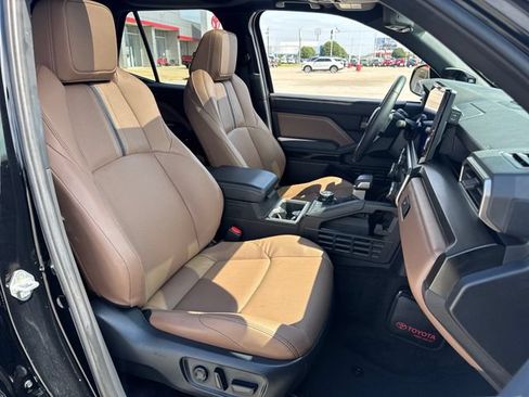 Used 2025 Toyota 4Runner Limited w/ Tow Technology Package AWD/4WD image 12