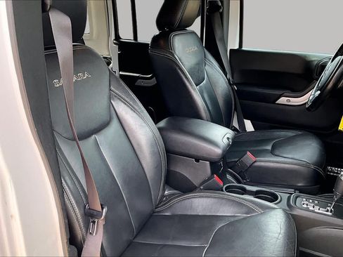 Used 2017 Jeep Wrangler Unlimited Sahara w/ Connectivity Group AWD/4WD image 9