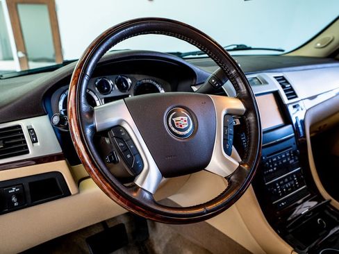 Used 2014 Cadillac Escalade Luxury image 31