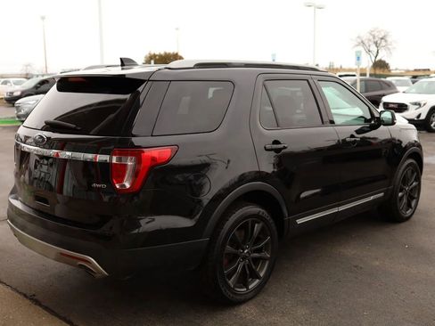 Used 2017 Ford Explorer XLT w/ Equipment Group 202A image 5