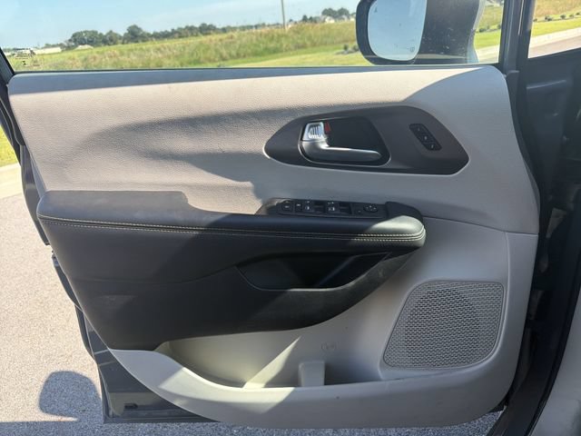 Used 2023 Chrysler Pacifica Touring-L FWD image 40