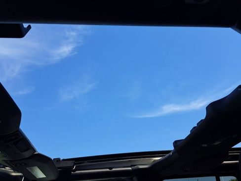 Used 2023 Jeep Wrangler Unlimited w/ Sun & Screen Package image 17