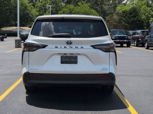 Used 2024 Toyota Sienna XLE FWD image 4