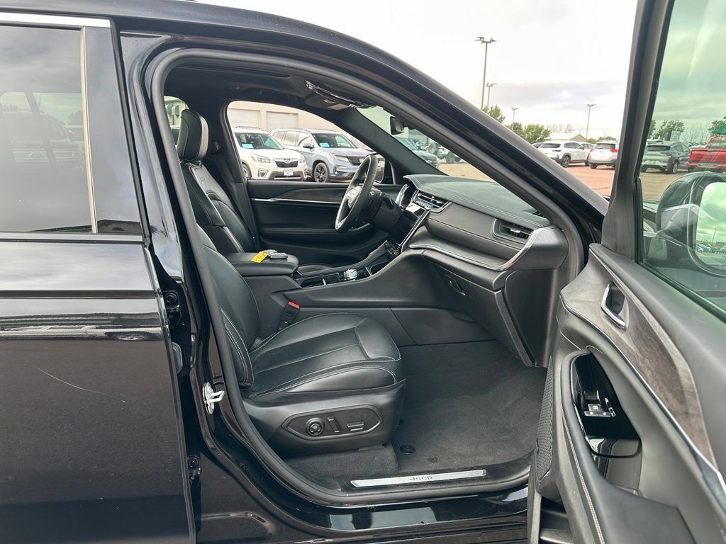 Used 2023 Jeep Grand Cherokee L Overland AWD/4WD image 28
