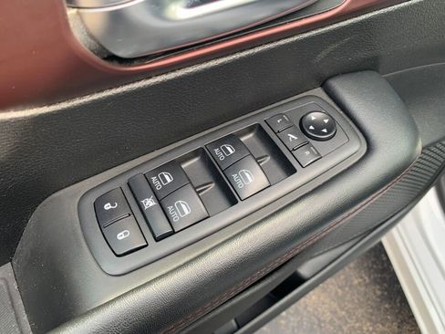 Used 2020 Chrysler Pacifica Limited image 9