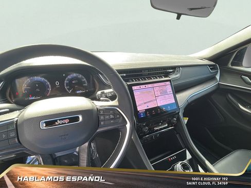 Used 2025 Jeep Grand Cherokee Limited image 17