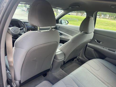 Used 2021 Hyundai Elantra SE FWD image 13