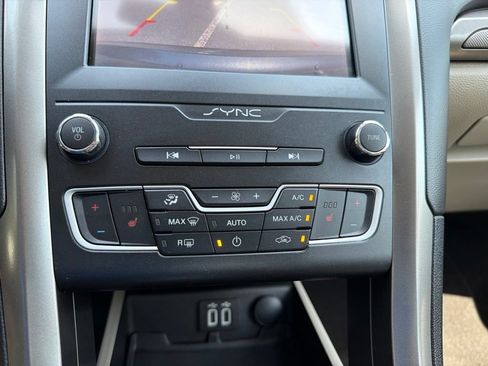 Used 2020 Ford Fusion SE AWD/4WD image 21