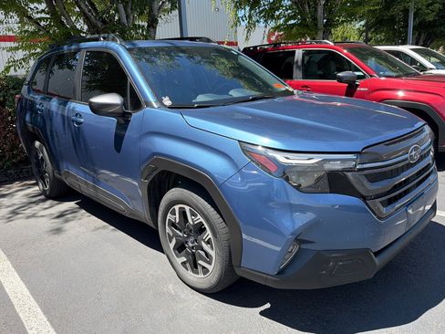 Used 2025 Subaru Forester Premium w/ Convenience Package #1 AWD/4WD image 2
