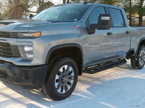 Used 2024 Chevrolet Silverado 2500 Custom w/ Custom Value Package image 3
