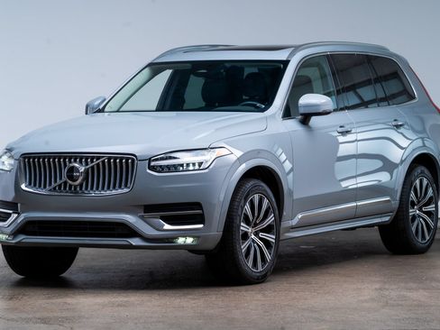 Used 2025 Volvo XC90 B5 Core AWD/4WD image 3