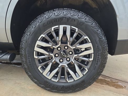 Used 2025 Chevrolet Tahoe Z71 AWD/4WD image 33
