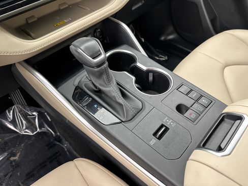 Certified 2024 Toyota Highlander XLE FWD image 26