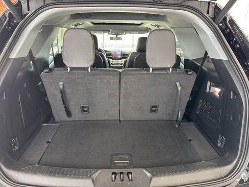 Used 2022 Ford Explorer XLT w/ Equipment Group 202A image 8