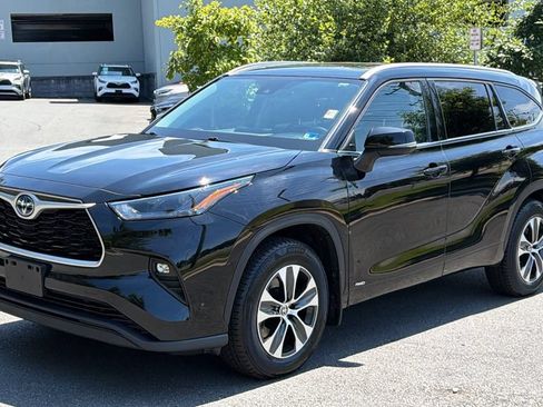 Used 2022 Toyota Highlander XLE AWD/4WD image 2
