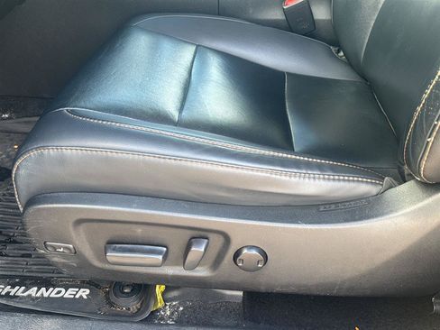 Used 2019 Toyota Highlander XLE AWD/4WD image 14