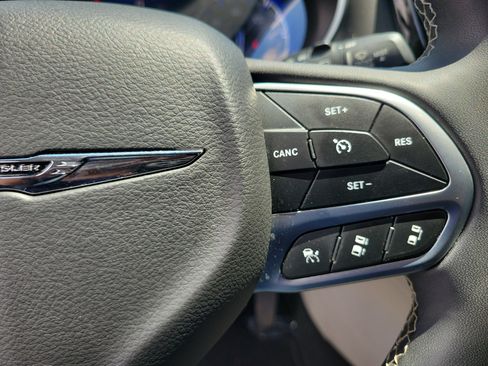 Used 2024 Chrysler Pacifica Touring-L FWD image 25
