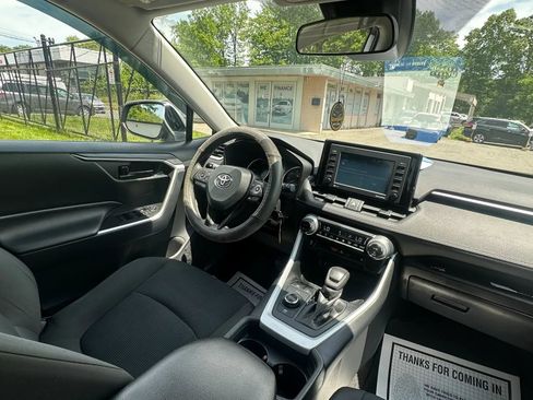 Used 2021 Toyota RAV4 LE AWD/4WD image 28