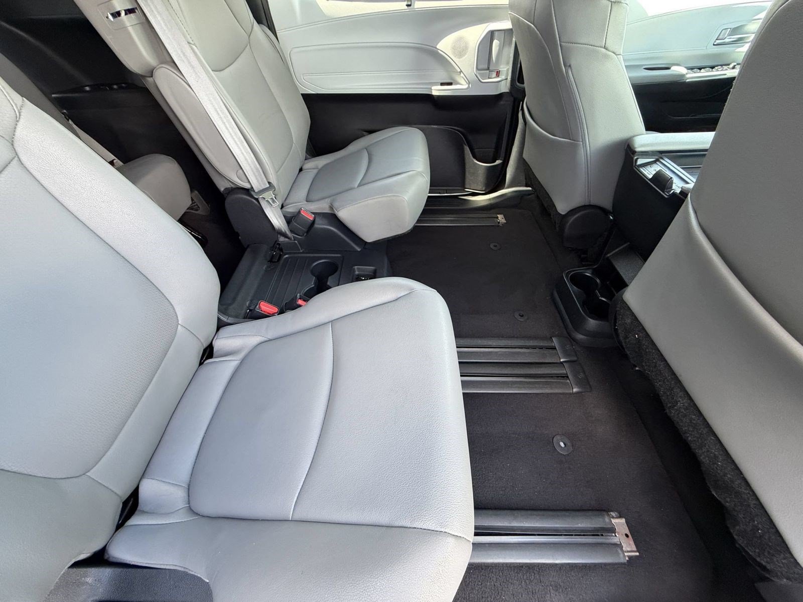 Used 2025 Toyota Sienna XLE FWD image 32