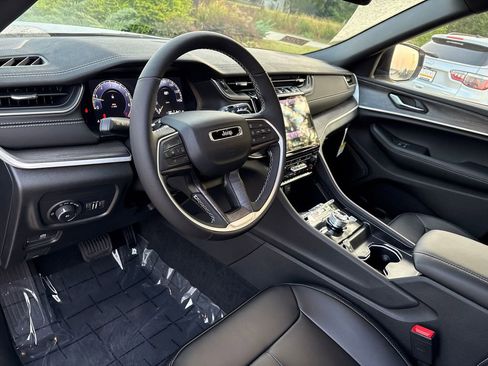 New 2025 Jeep Grand Cherokee L Limited w/ Black Appearance Package image 18