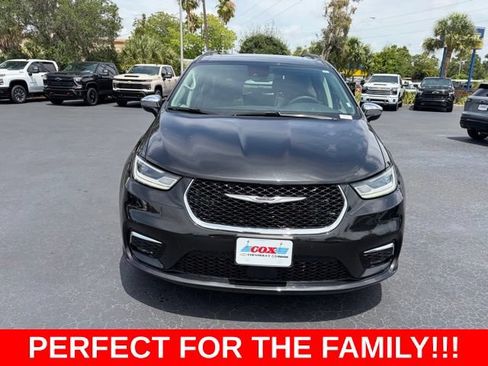 Used 2023 Chrysler Pacifica Limited FWD image 2