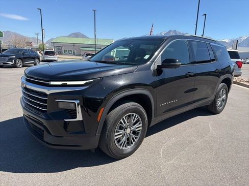 Used 2024 Chevrolet Traverse LT image 3