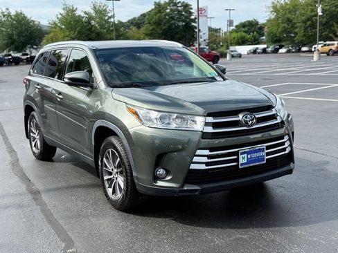 Used 2019 Toyota Highlander XLE w/ Carpet Mat Package (TMS) AWD/4WD image 12