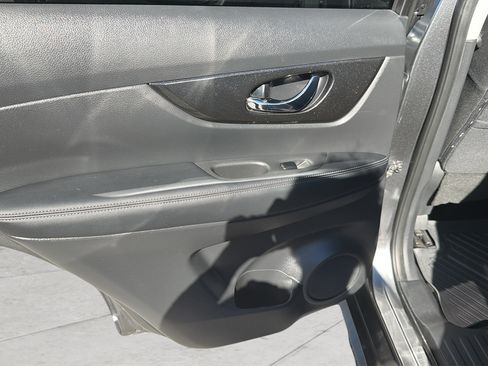Used 2020 Nissan Rogue SV FWD image 25