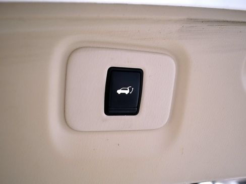 Used 2018 Nissan Pathfinder Platinum FWD image 12