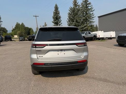 Used 2023 Jeep Grand Cherokee Altitude AWD/4WD image 13