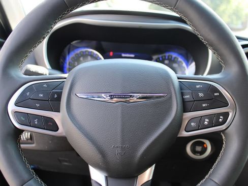 Used 2025 Chrysler Pacifica Select FWD image 13