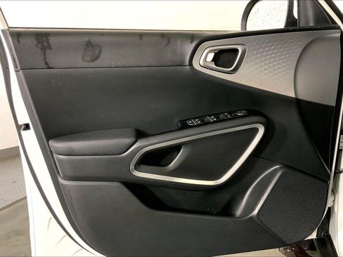 Certified 2025 Kia Soul LX w/ LX Technology Package FWD image 24