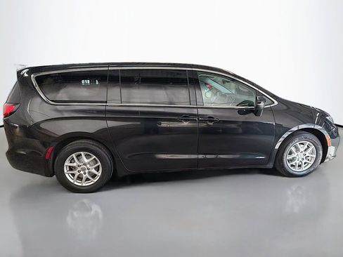 Used 2023 Chrysler Pacifica Touring-L FWD image 10