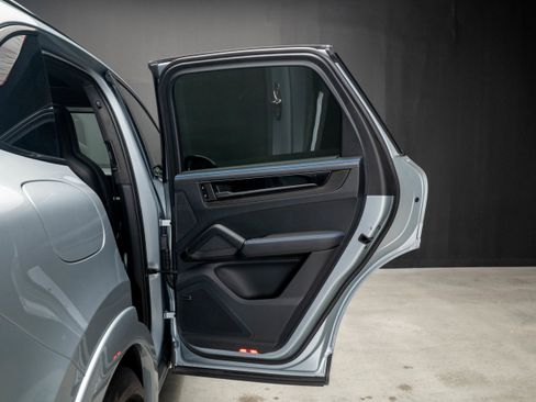 Certified 2025 Porsche Cayenne GTS AWD/4WD image 42