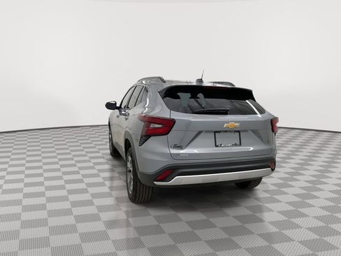 Used 2025 Chevrolet Trax LT w/ LT Convenience Package image 8