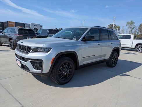 New 2026 Jeep Grand Cherokee Altitude RWD image 3