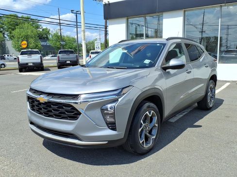 Certified 2024 Chevrolet Trax LT w/ Driver Confidence Package FWD image 3