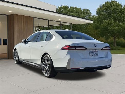 Used 2025 BMW i5 xDrive40 w/ Premium Package image 11