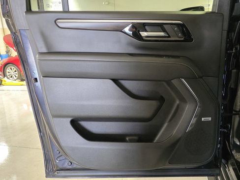 Used 2025 Chevrolet Suburban Premier image 14