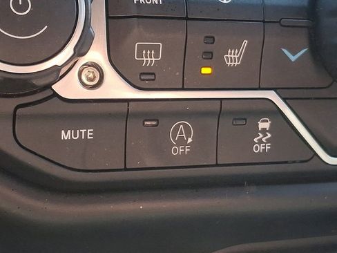 Used 2022 Jeep Wrangler Unlimited Sahara w/ Cold Weather Group AWD/4WD image 29